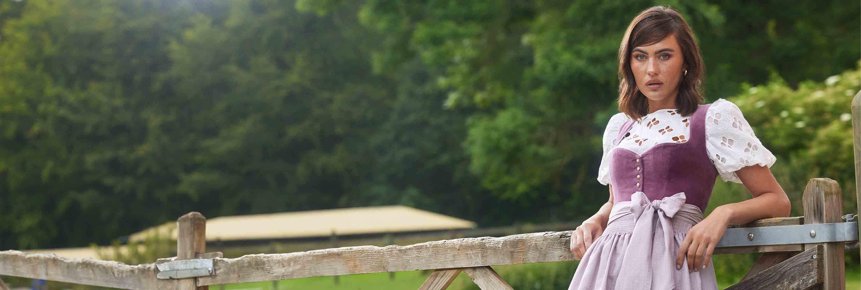 Dirndl mit V-Ausschnitt Dirndl mit V-Ausschnitt