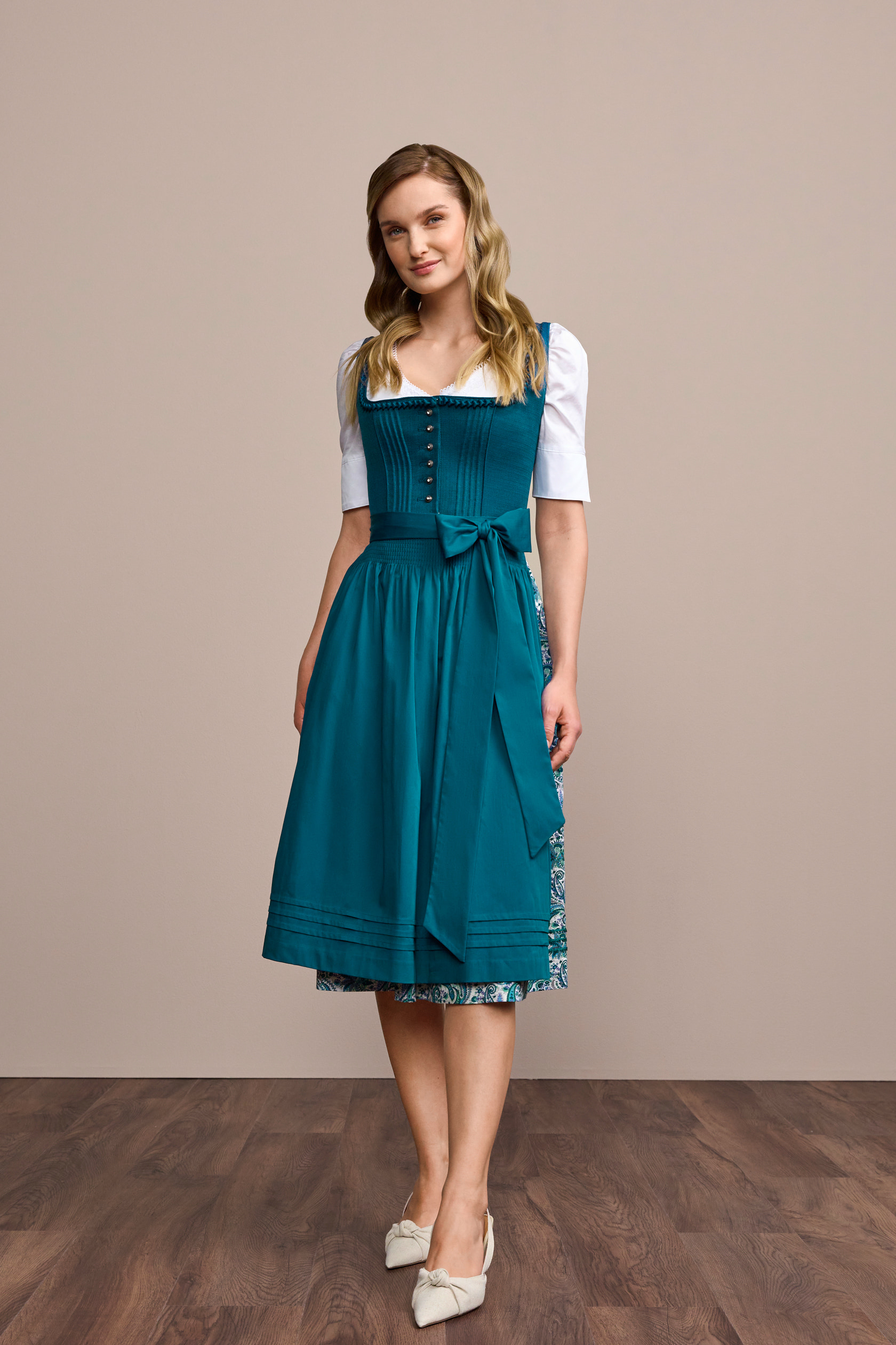 Dirndl Midi Verde Con Grembiule Azzurro – 70 Cm – Costume Oktoberfest In Velluto E Raso – Taglie 36-44 – Eleganza Moderna Per La Festa Della Birra
